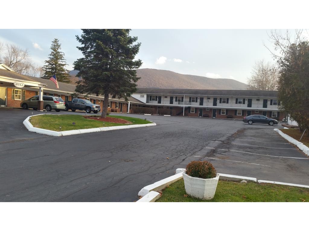 Howard Johnson By Wyndham Williamstown Exteriör bild